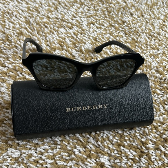 Burberry - Picture 3 of 8